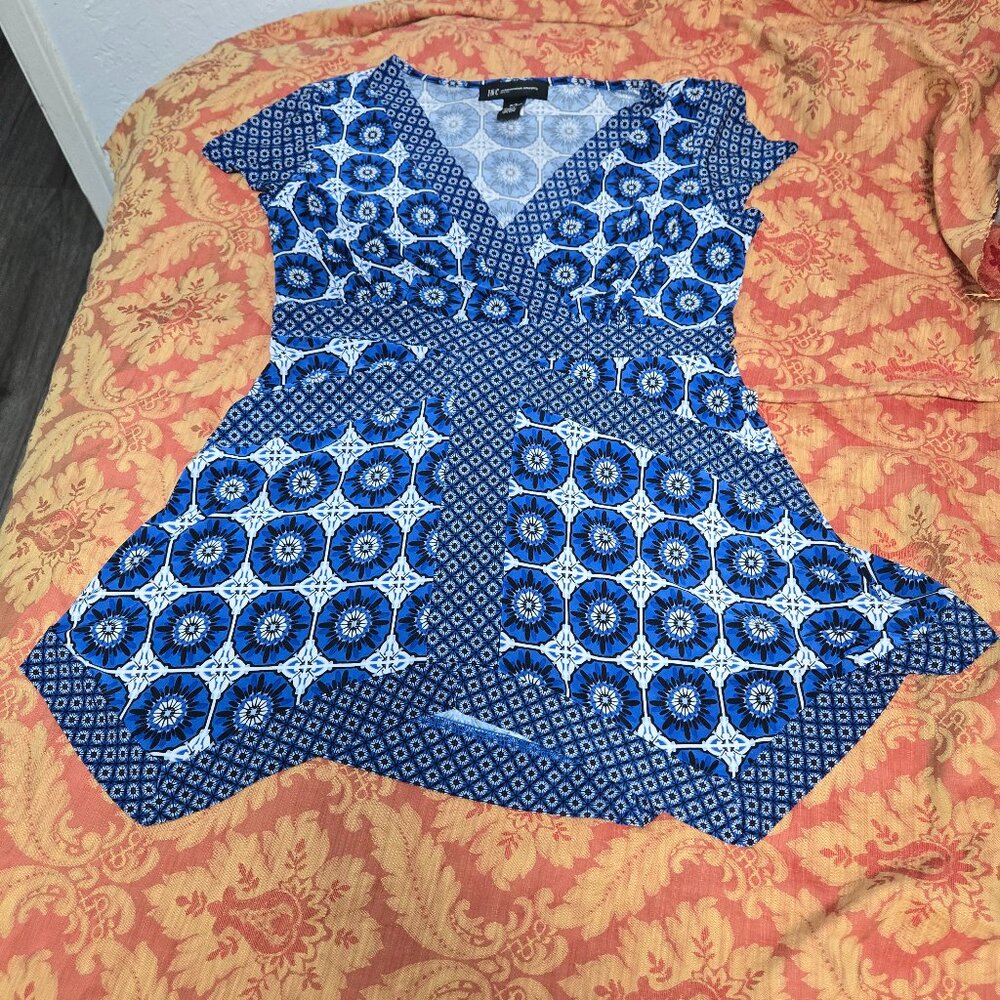 I.N.C. Petite Blue & White V-Neck Blouse – Flattering Mixed Print